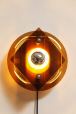 Okrągły półprzezroczysty kinkiet w stylu Space Age złożony z kilku równolegle ustawionych względem siebie płaszczyzn z akrylu/pleksi, firma Herda, Holandia, lata 70. - obrazek 25