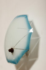 Jednopunktowa mlecznobiała szklana lampa ścienna/kinkiet z niebieskim obrysem i symetrycznym ażurowym wzorem, Polska, lata 60. - obrazek 25