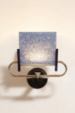 Duża jednopunktowa lampa ścienna/kinkiet "Murana 1680-9" z chromowanym ramieniem, kloszem złożonym z czterech szklanych płytek i z granatowymi półprzepuszczalnymi trójkątnymi uchwytami z tworzywa, Postmodernizm i styl Memphis, projekt Perry King & Santiago Miranda dla Arteluce, Włochy, lata 80. - obrazek 25