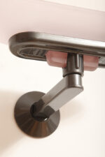 Duża postmodernistyczna jednopunktowa lampa ścienna/kinkiet "Jill" z grafitowym metalowym ramieniem i płytkim szklanym matowym jasno różowym kloszem, projekt Perry King, Santiago Miranda i Gianluigi Arnaldi dla Arteluce, Włochy, wzór z 1978 roku - obrazek 25