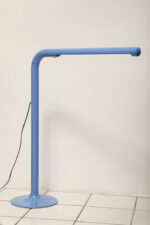 Duża niebieska jednopunktowa lampa biurkowa/podłogowa w kształcie odwróconego "L" z tworzywa sztucznego z metalową okrągłą podstawą "Tube", projekt Anders Pehrson dla Ateljé Lyktan, Space Age, Szwecja, wzór z 1973 roku - obrazek 25