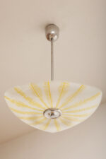 Szklana dwupunktowa trójkątna mlecznobiała z żółtym geometrycznym wzorem lampa sufitowa „Parasolka” na metalowej sztycy, Napako, Czechosłowacja, lata 50/60. - obrazek 25