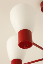 Pięciopunktowa czerwona metalowa lampa sufitowa/żyrandol ze szklanymi mlecznobiałymi kloszami, Niemcy, lata 60/70. - obrazek 26