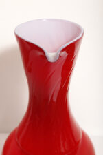 Duży szklany dwuwarstwowy czerwony dzbanek "Verona" z mlecznobiałym wnętrzem i przezroczystym uchem, projekt Ludwik Fiedorowicz, Huta Szkła Gospodarczego "Ząbkowice" w Dąbrowie Górniczej, Polska, wzór z 1982 roku - obrazek 22