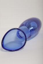 Półprzezroczysty średniej wielkości (28 cm) kobaltowy niesymetryczny szklany wazon z wlewem w formie kwiatowego kielicha, szkło Sommerso, Iittala, Finlandia, lata 70. - obrazek 26