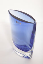 Szklany niski (21 cm) o przekroju łezki płaski niebieski/kobaltowy wazon z przezroczystą podstawą, Krośnieńskie Huty Szkła Krosno S.A., Polska, lata 90. - obrazek 26