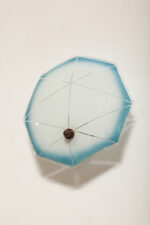 Jednopunktowa mlecznobiała szklana lampa ścienna/kinkiet z niebieskim obrysem i symetrycznym ażurowym wzorem, Polska, lata 60. - obrazek 26