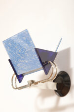 Duża jednopunktowa lampa ścienna/kinkiet "Murana 1680-9" z chromowanym ramieniem, kloszem złożonym z czterech szklanych płytek i z granatowymi półprzepuszczalnymi trójkątnymi uchwytami z tworzywa, Postmodernizm i styl Memphis, projekt Perry King & Santiago Miranda dla Arteluce, Włochy, lata 80. - obrazek 26