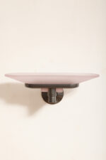 Duża postmodernistyczna jednopunktowa lampa ścienna/kinkiet "Jill" z grafitowym metalowym ramieniem i płytkim szklanym matowym jasno różowym kloszem, projekt Perry King, Santiago Miranda i Gianluigi Arnaldi dla Arteluce, Włochy, wzór z 1978 roku - obrazek 26