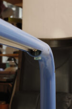 Duża niebieska jednopunktowa lampa biurkowa/podłogowa w kształcie odwróconego "L" z tworzywa sztucznego z metalową okrągłą podstawą "Tube", projekt Anders Pehrson dla Ateljé Lyktan, Space Age, Szwecja, wzór z 1973 roku - obrazek 26