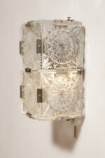 Szklana jednopunktowa lampa ścienna/kinkiet złożony z powtarzalnych fakturowych kwadratowych kafli spiętych metalowymi klamrami, Kamenicky Šenov, Czechosłowacja, lata 60. - obrazek 27