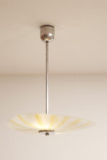 Szklana dwupunktowa trójkątna mlecznobiała z żółtym geometrycznym wzorem lampa sufitowa „Parasolka” na metalowej sztycy, Napako, Czechosłowacja, lata 50/60. - obrazek 26