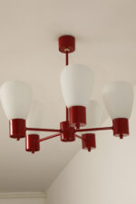 Pięciopunktowa czerwona metalowa lampa sufitowa/żyrandol ze szklanymi mlecznobiałymi kloszami, Niemcy, lata 60/70. - obrazek 27