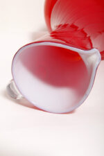 Duży szklany dwuwarstwowy czerwony dzbanek "Verona" z mlecznobiałym wnętrzem i przezroczystym uchem, projekt Ludwik Fiedorowicz, Huta Szkła Gospodarczego "Ząbkowice" w Dąbrowie Górniczej, Polska, wzór z 1982 roku - obrazek 23