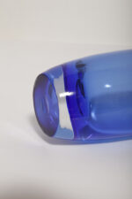 Półprzezroczysty średniej wielkości (28 cm) kobaltowy niesymetryczny szklany wazon z wlewem w formie kwiatowego kielicha, szkło Sommerso, Iittala, Finlandia, lata 70. - obrazek 27