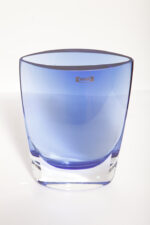 Szklany niski (21 cm) o przekroju łezki płaski niebieski/kobaltowy wazon z przezroczystą podstawą, Krośnieńskie Huty Szkła Krosno S.A., Polska, lata 90. - obrazek 27