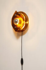 Okrągły półprzezroczysty kinkiet w stylu Space Age złożony z kilku równolegle ustawionych względem siebie płaszczyzn z akrylu/pleksi, firma Herda, Holandia, lata 70. - obrazek 27