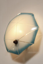 Jednopunktowa mlecznobiała szklana lampa ścienna/kinkiet z niebieskim obrysem i symetrycznym ażurowym wzorem, Polska, lata 60. - obrazek 27