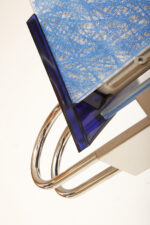 Duża jednopunktowa lampa ścienna/kinkiet "Murana 1680-9" z chromowanym ramieniem, kloszem złożonym z czterech szklanych płytek i z granatowymi półprzepuszczalnymi trójkątnymi uchwytami z tworzywa, Postmodernizm i styl Memphis, projekt Perry King & Santiago Miranda dla Arteluce, Włochy, lata 80. - obrazek 27