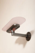 Duża postmodernistyczna jednopunktowa lampa ścienna/kinkiet "Jill" z grafitowym metalowym ramieniem i płytkim szklanym matowym jasno różowym kloszem, projekt Perry King, Santiago Miranda i Gianluigi Arnaldi dla Arteluce, Włochy, wzór z 1978 roku - obrazek 27