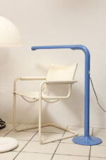Duża niebieska jednopunktowa lampa biurkowa/podłogowa w kształcie odwróconego "L" z tworzywa sztucznego z metalową okrągłą podstawą "Tube", projekt Anders Pehrson dla Ateljé Lyktan, Space Age, Szwecja, wzór z 1973 roku - obrazek 27