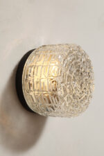 Szklany nieduży jednopunktowy okrągły przezroczysto lodowy kinkiet "Petit" z geometrycznym wzorem osadzony na czarnej metalowej obejmie, Francja, lata 70. - obrazek 24