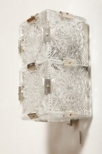 Szklana jednopunktowa lampa ścienna/kinkiet złożony z powtarzalnych fakturowych kwadratowych kafli spiętych metalowymi klamrami, Kamenicky Šenov, Czechosłowacja, lata 60. - obrazek 28