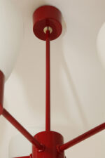 Pięciopunktowa czerwona metalowa lampa sufitowa/żyrandol ze szklanymi mlecznobiałymi kloszami, Niemcy, lata 60/70. - obrazek 28