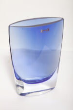 Szklany niski (21 cm) o przekroju łezki płaski niebieski/kobaltowy wazon z przezroczystą podstawą, Krośnieńskie Huty Szkła Krosno S.A., Polska, lata 90. - obrazek 28