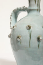 Ceramiczny pękaty dzbanek/amfora/bukłak (21,5 cm) w morskim/jasnoniebieskim kolorze z uchem i wypustkami, Niemcy, lata 60. - obrazek 28