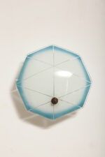Jednopunktowa mlecznobiała szklana lampa ścienna/kinkiet z niebieskim obrysem i symetrycznym ażurowym wzorem, Polska, lata 60. - obrazek 28