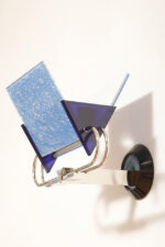 Duża jednopunktowa lampa ścienna/kinkiet "Murana 1680-9" z chromowanym ramieniem, kloszem złożonym z czterech szklanych płytek i z granatowymi półprzepuszczalnymi trójkątnymi uchwytami z tworzywa, Postmodernizm i styl Memphis, projekt Perry King & Santiago Miranda dla Arteluce, Włochy, lata 80. - obrazek 28