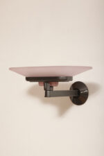 Duża postmodernistyczna jednopunktowa lampa ścienna/kinkiet "Jill" z grafitowym metalowym ramieniem i płytkim szklanym matowym jasno różowym kloszem, projekt Perry King, Santiago Miranda i Gianluigi Arnaldi dla Arteluce, Włochy, wzór z 1978 roku - obrazek 28