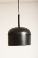 Nieduża jednopunktowa lampa wisząca/sufitowa z czarnym satynowym kloszem z tworzywa i metalowym srebrnym odbłyśnikiem, projekt Arnold Berges dla Staff Leuchten, Model 5518/19/38, Niemcy, lata 70. - obrazek 28