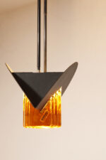Czarna matowa stalowa jednopunktowa lampa sufitowa z siedmioma półprzeźroczystym ręcznie formowanymi miodowymi plastrami ze szkła Murano, AV Mazzega, Włochy, lata 80. - obrazek 4