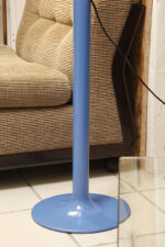 Duża niebieska jednopunktowa lampa biurkowa/podłogowa w kształcie odwróconego "L" z tworzywa sztucznego z metalową okrągłą podstawą "Tube", projekt Anders Pehrson dla Ateljé Lyktan, Space Age, Szwecja, wzór z 1973 roku - obrazek 28