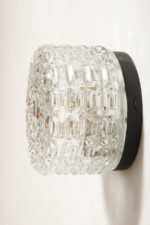 Szklany nieduży jednopunktowy okrągły przezroczysto lodowy kinkiet "Petit" z geometrycznym wzorem osadzony na czarnej metalowej obejmie, Francja, lata 70. - obrazek 25