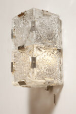 Szklana jednopunktowa lampa ścienna/kinkiet złożony z powtarzalnych fakturowych kwadratowych kafli spiętych metalowymi klamrami, Kamenicky Šenov, Czechosłowacja, lata 60. - obrazek 29