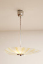 Szklana dwupunktowa trójkątna mlecznobiała z żółtym geometrycznym wzorem lampa sufitowa „Parasolka” na metalowej sztycy, Napako, Czechosłowacja, lata 50/60. - obrazek 28