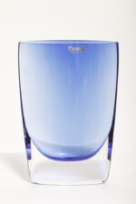 Szklany niski (21 cm) o przekroju łezki płaski niebieski/kobaltowy wazon z przezroczystą podstawą, Krośnieńskie Huty Szkła Krosno S.A., Polska, lata 90. - obrazek 29