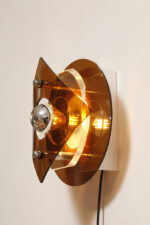 Okrągły półprzezroczysty kinkiet w stylu Space Age złożony z kilku równolegle ustawionych względem siebie płaszczyzn z akrylu/pleksi, firma Herda, Holandia, lata 70. - obrazek 29