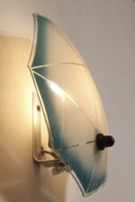 Jednopunktowa mlecznobiała szklana lampa ścienna/kinkiet z niebieskim obrysem i symetrycznym ażurowym wzorem, Polska, lata 60. - obrazek 29