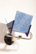 Duża jednopunktowa lampa ścienna/kinkiet "Murana 1680-9" z chromowanym ramieniem, kloszem złożonym z czterech szklanych płytek i z granatowymi półprzepuszczalnymi trójkątnymi uchwytami z tworzywa, Postmodernizm i styl Memphis, projekt Perry King & Santiago Miranda dla Arteluce, Włochy, lata 80. - obrazek 29