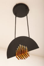 Czarna matowa stalowa jednopunktowa lampa sufitowa z siedmioma półprzeźroczystym ręcznie formowanymi miodowymi plastrami ze szkła Murano, AV Mazzega, Włochy, lata 80. - obrazek 43