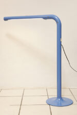 Duża niebieska jednopunktowa lampa biurkowa/podłogowa w kształcie odwróconego "L" z tworzywa sztucznego z metalową okrągłą podstawą "Tube", projekt Anders Pehrson dla Ateljé Lyktan, Space Age, Szwecja, wzór z 1973 roku - obrazek 29