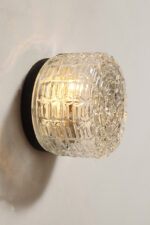 Szklany nieduży jednopunktowy okrągły przezroczysto lodowy kinkiet "Petit" z geometrycznym wzorem osadzony na czarnej metalowej obejmie, Francja, lata 70. - obrazek 26