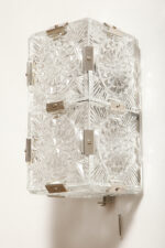 Szklana jednopunktowa lampa ścienna/kinkiet złożony z powtarzalnych fakturowych kwadratowych kafli spiętych metalowymi klamrami, Kamenicky Šenov, Czechosłowacja, lata 60. - obrazek 30