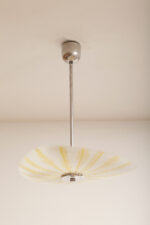 Szklana dwupunktowa trójkątna mlecznobiała z żółtym geometrycznym wzorem lampa sufitowa „Parasolka” na metalowej sztycy, Napako, Czechosłowacja, lata 50/60. - obrazek 29