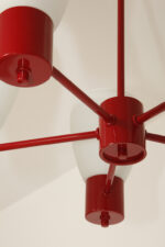 Pięciopunktowa czerwona metalowa lampa sufitowa/żyrandol ze szklanymi mlecznobiałymi kloszami, Niemcy, lata 60/70. - obrazek 30