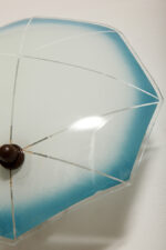 Jednopunktowa mlecznobiała szklana lampa ścienna/kinkiet z niebieskim obrysem i symetrycznym ażurowym wzorem, Polska, lata 60. - obrazek 30